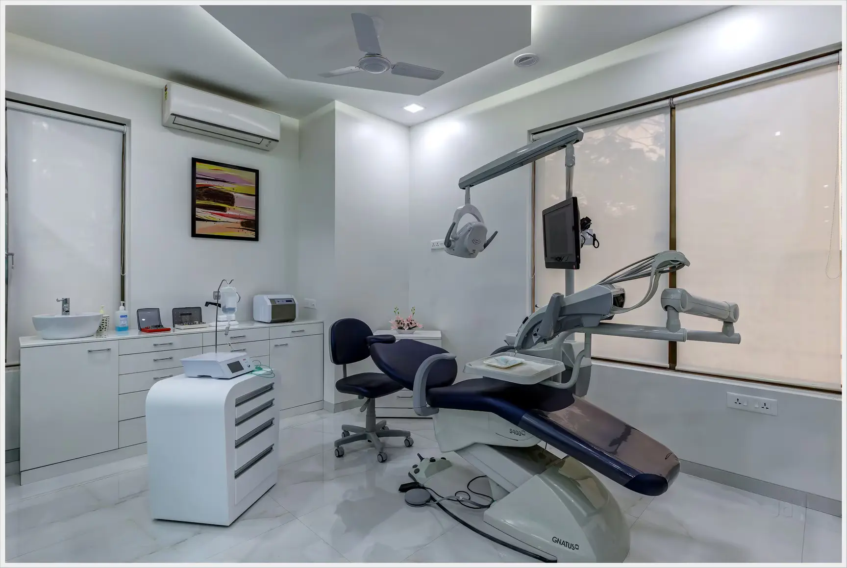 A state-of-the-art treatment room at the best dental clinic in Chennai featuring a high-tech dental chair, digital monitors, and a sterile clinical environment for patient care.
